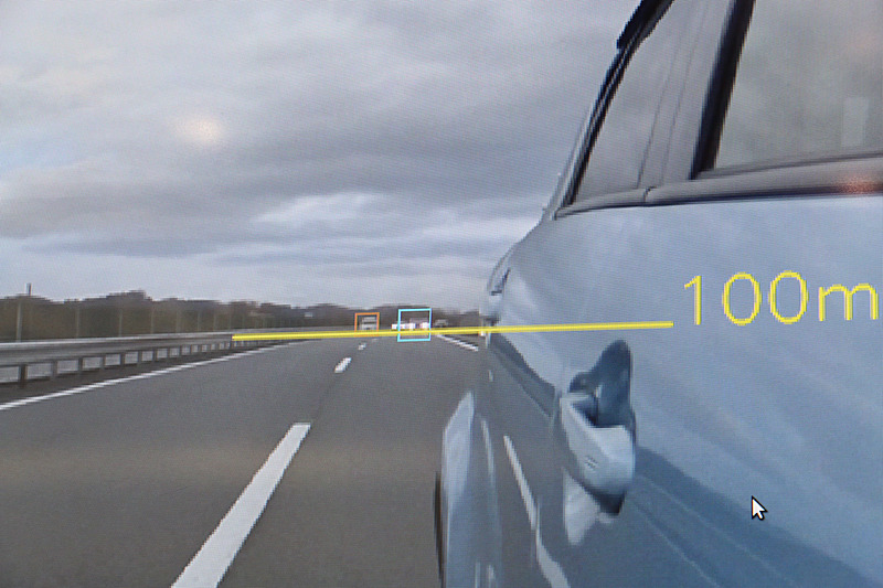 100m後方で、人間には車体形状の判別も難しいような段階から、ディープラーニングをピンポイントで活用することで乗用車とトラックを判別している