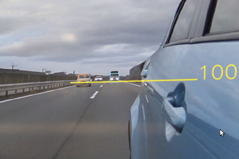 100m後方で、人間には車体形状の判別も難しいような段階から、ディープラーニングをピンポイントで活用することで乗用車とトラックを判別している