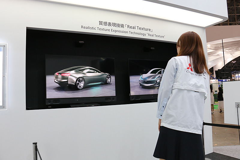 4Kディスプレイの高解像度だけでなく、画面上のカメラで見ている人の位置を測定。体を右に左に動かすと、光の当たり方による変化を再現して、まるで本物の立体物を眺めているように物体の質感が表現される