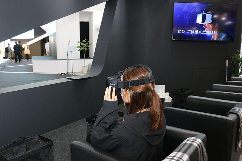 コンセプトカー EMIRAI4が備える自動運転やコネクテッドといった技術をVRで体験できるコーナー。VRゴーグルには「Gear VR」が使われている