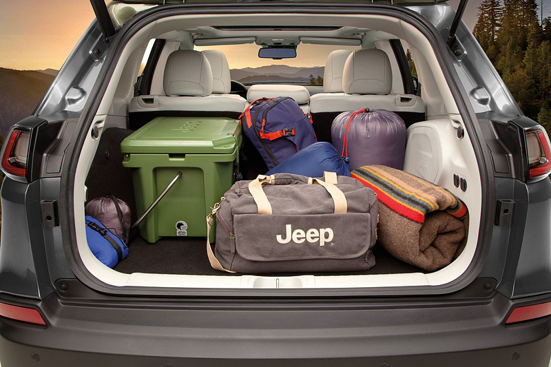 ジープとして初採用となるハンズフリーパワーリフトゲート