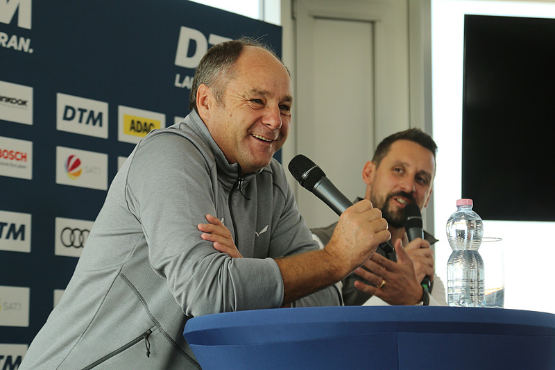 質問で出た「ドライバーのラインアップは？」という質問に「僕が出るよ！」と答えて笑いを誘うベルガー代表