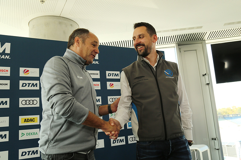 ベルガー代表と握手するカーメルガー代表