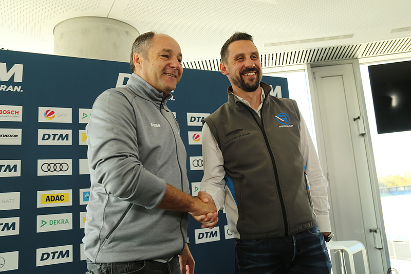 ベルガー代表と握手するカーメルガー代表