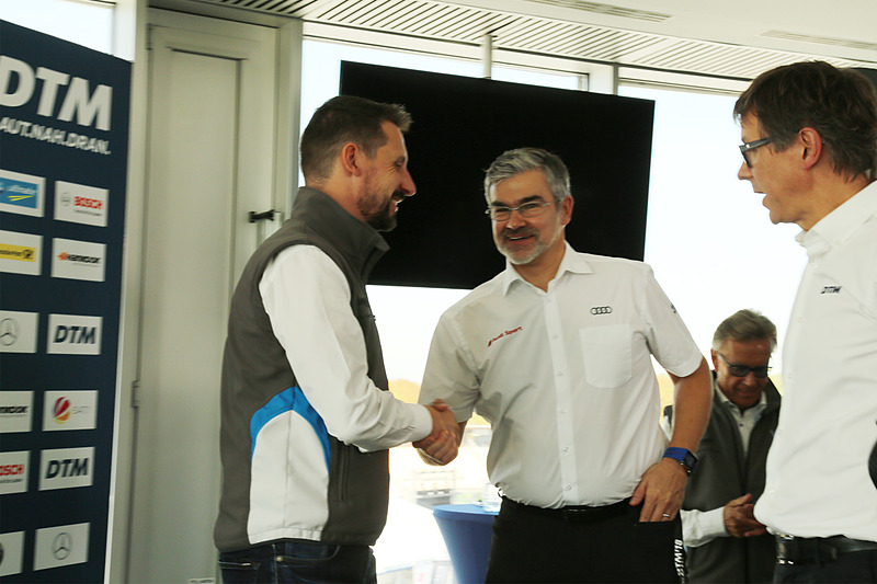 ガス代表と握手を交わすカーメルガー代表