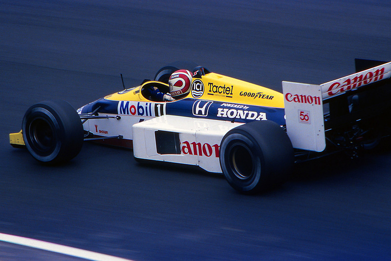 同じく鈴鹿サーキットのダンロップコーナー。リアウイングの翼端板にもCanonのロゴ