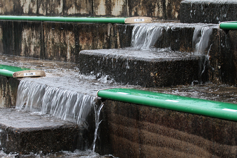 スタンドには滝