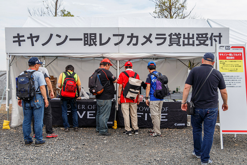 逆バンクオアシスのキヤノン一眼レフカメラ貸出受付には朝からアマチュアカメラマンが機材の受け取りに並んだ