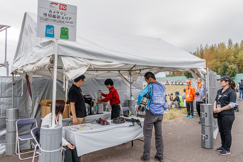 金曜日はヘアピンのカメラマンエリアの入口に超望遠レンズ体験の受け付けが設置された