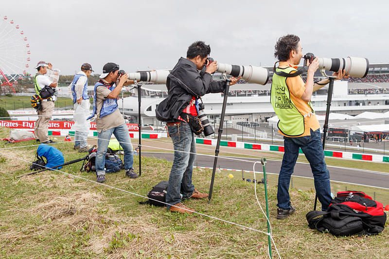 逆バンクを見下ろす高台で超望遠レンズを使用して撮影