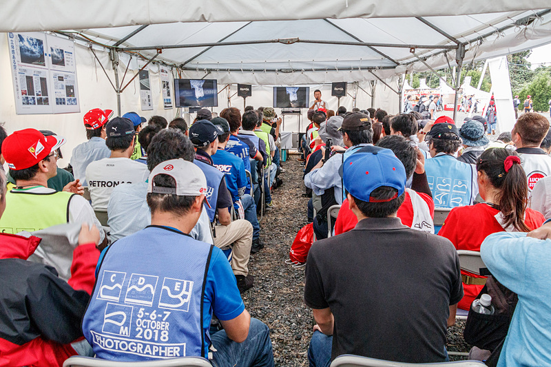 開始時には満席となった。会場の左側の壁面には、デジタルカメラマガジンの熱田氏の連載がパネル展示されていた