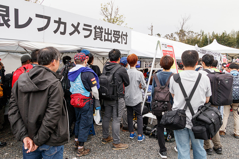 席の後ろ、テントの外にも立ち見する人が溢れた