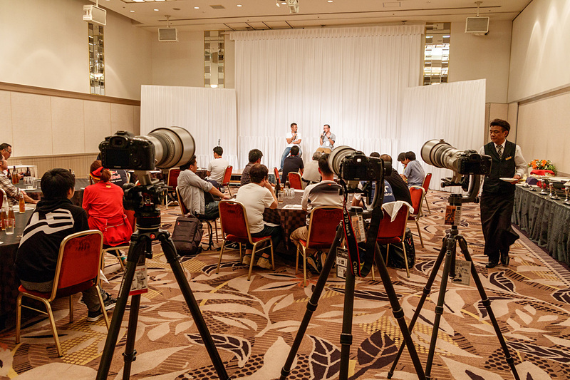 食事が提供され、カメラ、レンズ、三脚などが展示された