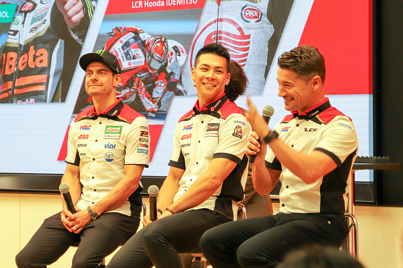 左から、LCR Honda CASTROL カル・クラッチロー選手、LCR Honda IDEMITSU 中上貴晶選手、LCR Honda チーム代表 ルーチョ・チェッキネロ氏