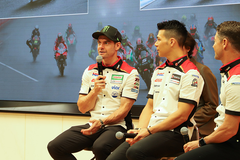 「日本にはいつも大勢のファンがいてパワーをもらえるし、モチベーションになっている。2017年はずっと雨だったけれど、その中でもずっと応援してくれて安心して走れる」とファンに感謝を述べたクラッチロー選手