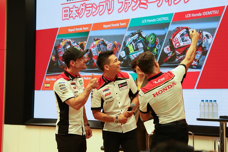 最後はチェッキネロ氏がステージの上から自撮りで記念撮影