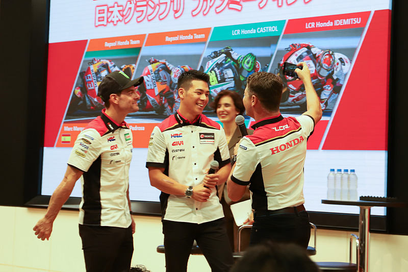 最後はチェッキネロ氏がステージの上から自撮りで記念撮影