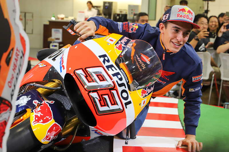 登場の際に、60度傾いた状態のマシンにまたがれる「なりきり！MotoGP ライダー」が会場に展示されているのを発見したマルケス選手。サプライズでマシンにまたがり、あまりの出来事にピエール北川氏が「これ、もう、なりきりじゃなくて本物のMotoGPライダーだよ！」と驚きの声を上げていた。その後、マルケス選手の後ろにペドロサ選手も乗ってタンデムまで披露するファンサービスに、会場は沸きに沸いた