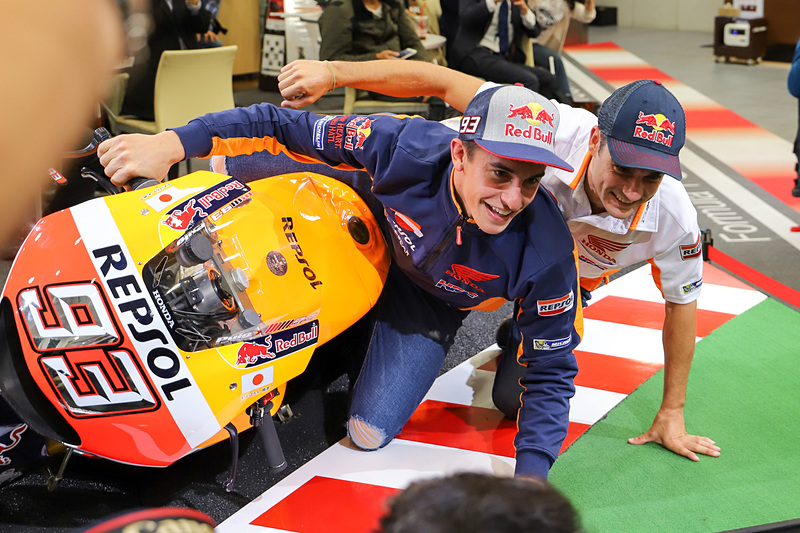 登場の際に、60度傾いた状態のマシンにまたがれる「なりきり！MotoGP ライダー」が会場に展示されているのを発見したマルケス選手。サプライズでマシンにまたがり、あまりの出来事にピエール北川氏が「これ、もう、なりきりじゃなくて本物のMotoGPライダーだよ！」と驚きの声を上げていた。その後、マルケス選手の後ろにペドロサ選手も乗ってタンデムまで披露するファンサービスに、会場は沸きに沸いた