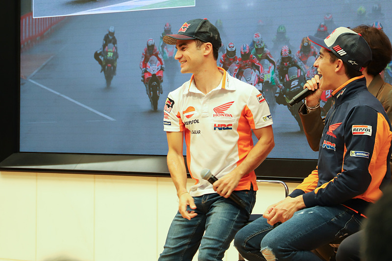 ピエール北川氏から「チェッカーを受けた後の“サムライポーズ”をツインリンクもてぎでもう1度見たい」と言われ、青山でひと足先に“サムライポーズ”を披露したペドロサ選手。「2017年のレースは完走できなかったけれど、今回こそ“サムライポーズ”を披露したい！」と決意を示した