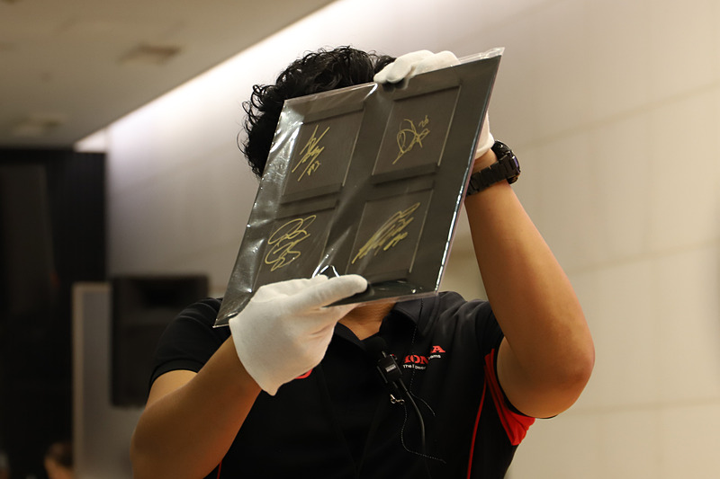 4選手のサインセットや各選手のサイン入りレプリカヘルメットがプレゼントされるじゃんけん大会も行なわれた