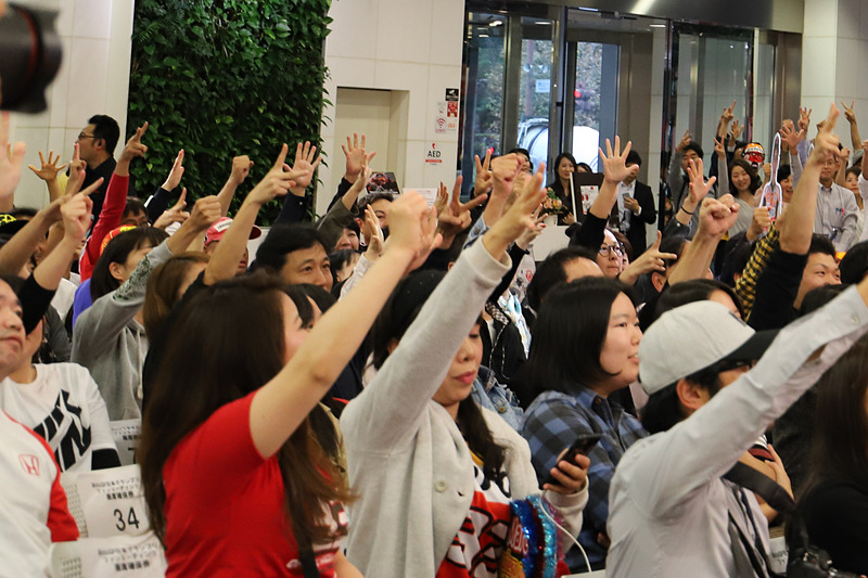 4選手のサインセットや各選手のサイン入りレプリカヘルメットがプレゼントされるじゃんけん大会も行なわれた