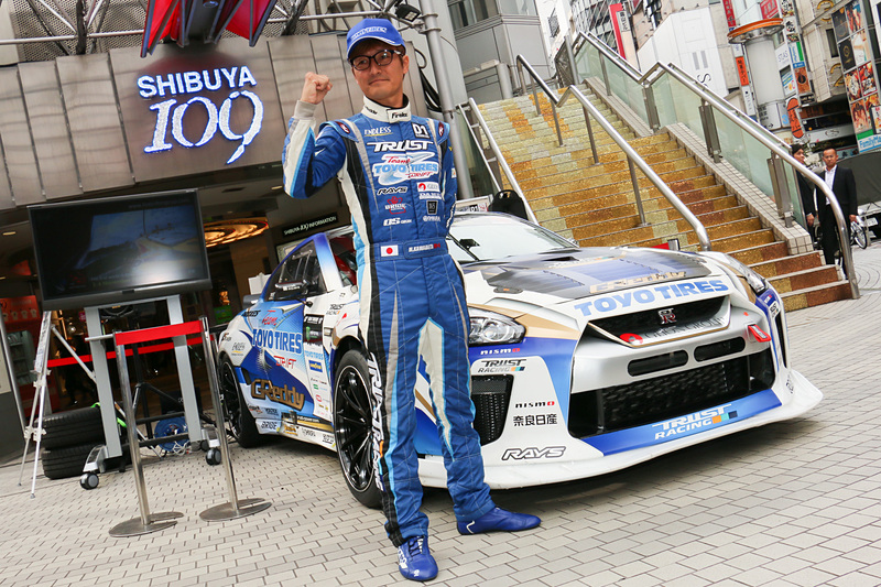 FIA IDCの初代王者である川畑真人選手とチャンピオンカーの「Greddy 35RX Spec-D」