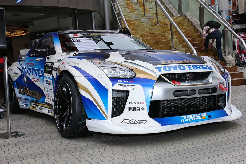 ベース車両のGT-Rは4WD車だが、川畑選手のGreddy 35RX Spec-Dは後輪駆動に改造され、排気量を4.0リッターに拡大した「VR38DETT」型エンジンが発生するおよそ1000馬力をリア2輪のみで路面に伝える