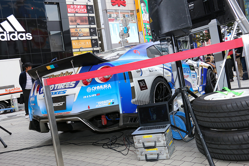 ボディはホワイトをベースに、トーヨータイヤのイメージカラー「TOYOブルー」でカラーリングされている