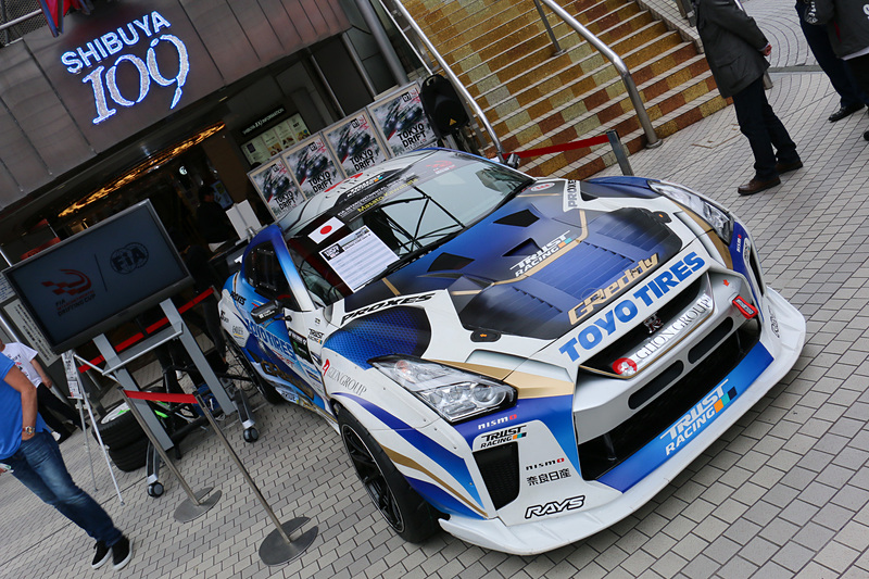 ボディはホワイトをベースに、トーヨータイヤのイメージカラー「TOYOブルー」でカラーリングされている