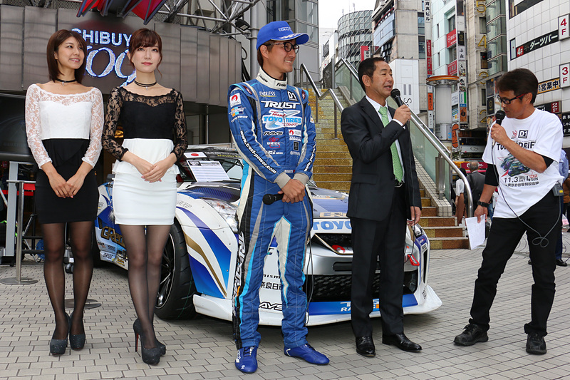 「D1グランプリ」のレース実況でおなじみの鈴木学氏（右）が司会を務めてトークイベントを実施