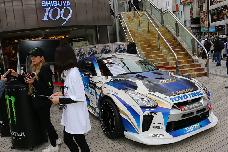 展示車やトークショーなどをスマートフォンなどで撮影し、ソーシャルメディアに「＃TOKYO DRIFT」を付けて投稿した人に、「IDCオリジナルステッカー」「D1ストラップ」がプレゼントされた