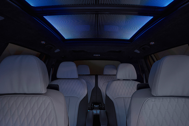 シートは2-3-2レイアウトが標準で、オプションで独立2座の2列目を選択することも可能