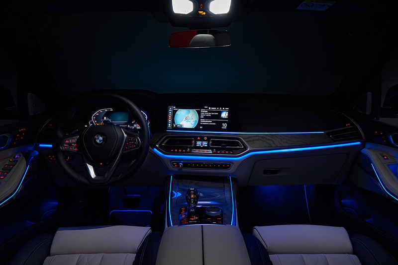 シートは2-3-2レイアウトが標準で、オプションで独立2座の2列目を選択することも可能