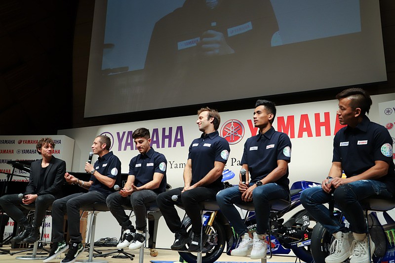 ピアニストのフランチェスコ・トリスターノ氏と、MotoGP参戦ライダー5名によるトークショーが行なわれた