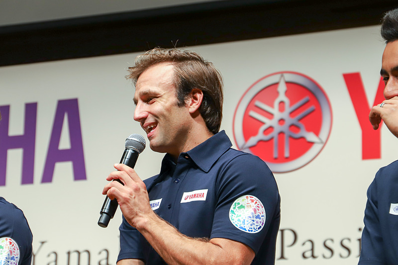 「14歳～15歳くらいからしばらくピアノを弾いていた」というザルコ選手は「4年～5年前から再び趣味でピアノを弾くようになった」と話し、サプライズでピアノを弾くことに