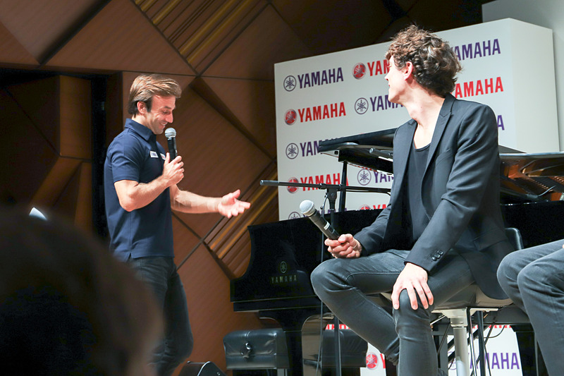 「14歳～15歳くらいからしばらくピアノを弾いていた」というザルコ選手は「4年～5年前から再び趣味でピアノを弾くようになった」と話し、サプライズでピアノを弾くことに