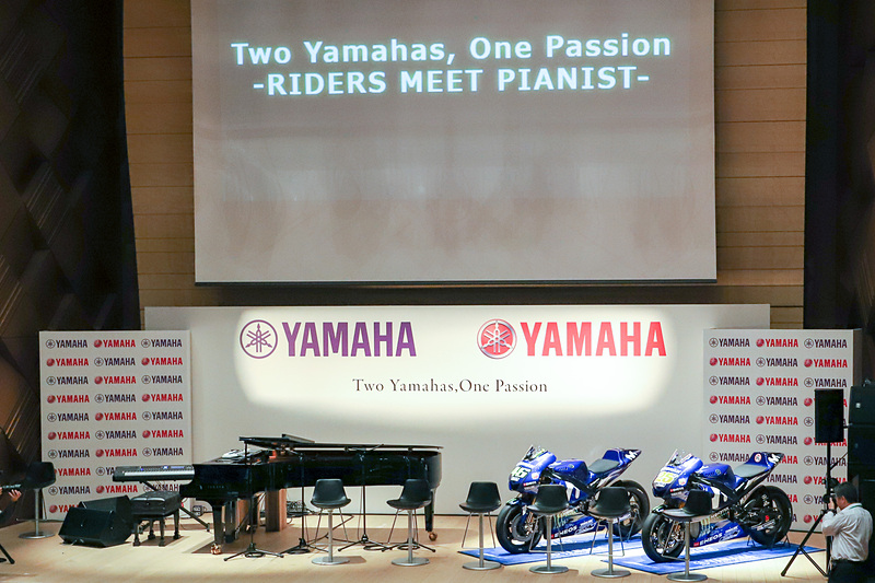ヤマハ発動機のバイクとヤマハのピアノ、“2つのヤマハ”が融合したステージ