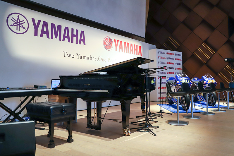 ヤマハ発動機のバイクとヤマハのピアノ、“2つのヤマハ”が融合したステージ