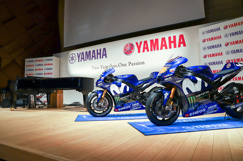 ヤマハ発動機のバイクとヤマハのピアノ、“2つのヤマハ”が融合したステージ