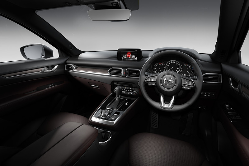 「L Package」車では運転席と助手席に「シートベンチレーション」を採用。センターコンソールではスイッチ類がエアコンパネルに集約され、デザインも一新されて操作性と質感を高めた