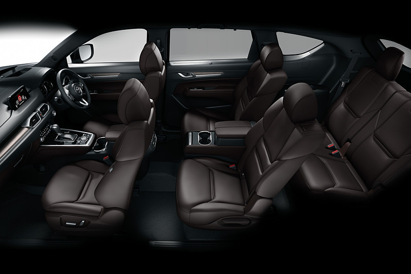 リアハッチにガラスを固定する接着剤の塗布位置を変更し、ラゲッジスペースのフロア下に使っている塗布型制振材の範囲を拡大。耳障りになる周波数の音を抑制して3列目シートの静粛性を向上させる