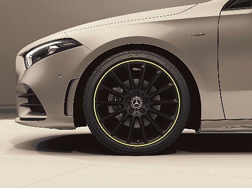 イエローグリーンアクセント入り19インチAMGマルチスポークホイール