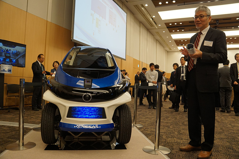 センシングソリューションの統合デモカーとルネサス エレクトロニクス オートモーティブソリューション事業本部 テクニカルカスタマーエンゲージメント統括部シニアディレクター 吉田正康氏