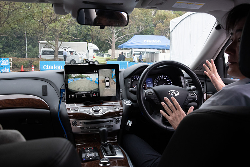 スマートフォンから操作をすると、自動でステアリング操作、アクセル操作、ブレーキ操作を行なって駐車する