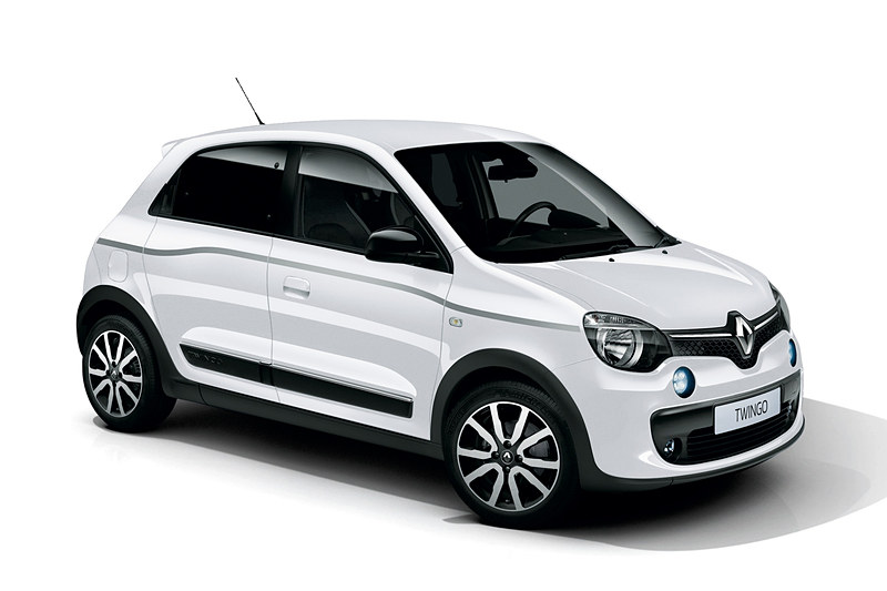 左から、トゥインゴ初採用となる60台限定の「ノワール エトワール」（黒）と、90台限定の「ブラン クリスタル」（白）。ボディサイドにシルバーの専用サイドストライプを装着し、伸びやかなイメージを付与