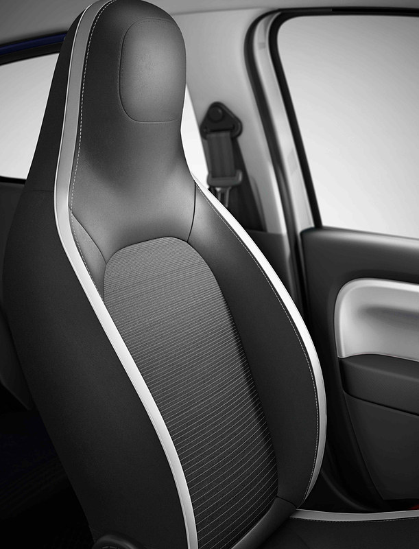 専用装備となる「レザー調×ファブリックコンビシート」は、前席にシートヒーターを搭載