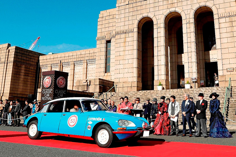 2017年に開催されたクラシックカーパレードのスタート風景
