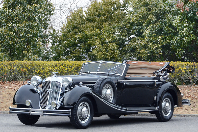 写真の「ホルヒ 853」（1937年・独）のほか、「フォード モデルT ツーリング」（1914年・米）、「ジャガー Eタイプ」（1967年・英）に乗車しての記念撮影も可能