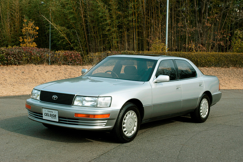 優れた走行性能と圧倒的な静粛性を高い次元で両立させた「トヨタ セルシオ」（1991年）。輸出名は「レクサス LS400」
